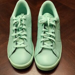 Nike Green Sneakers Sleek Minimalist Design